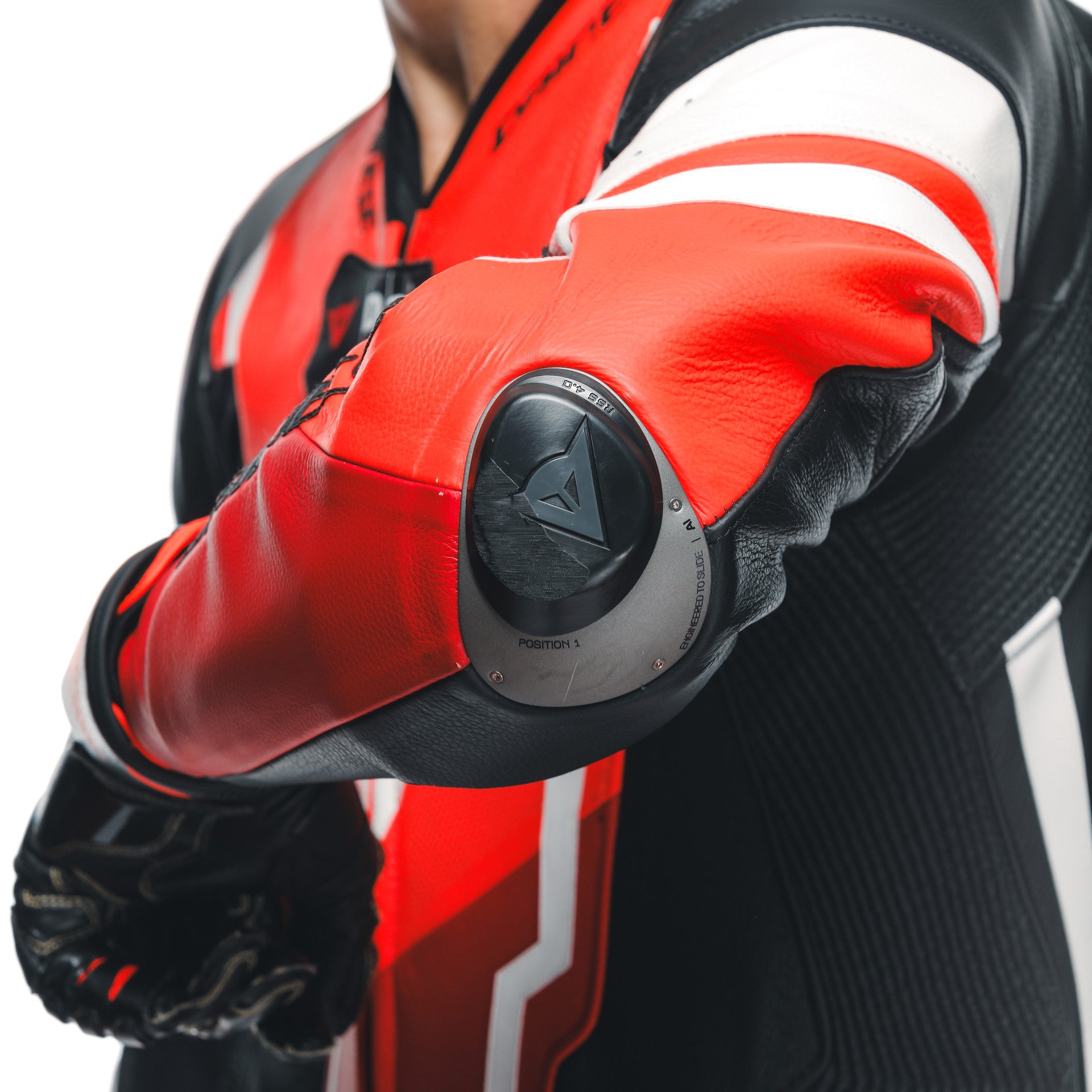 Dainese Misano 3 D-AIR® Combinaison en cuir à une pièce – Combinaison de course avec airbag perforé | Hommes | Rouge 