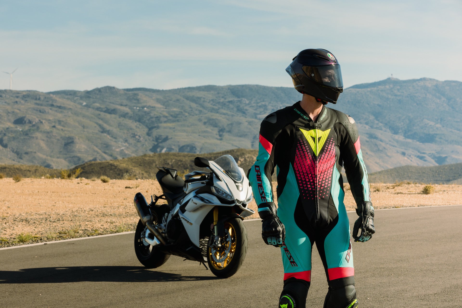 Dainese Laguna Seca 6 Combinaison en cuir à une pièce – Combinaison de course perforée | Hommes | Turquoise / Rose / Jaune fluo 