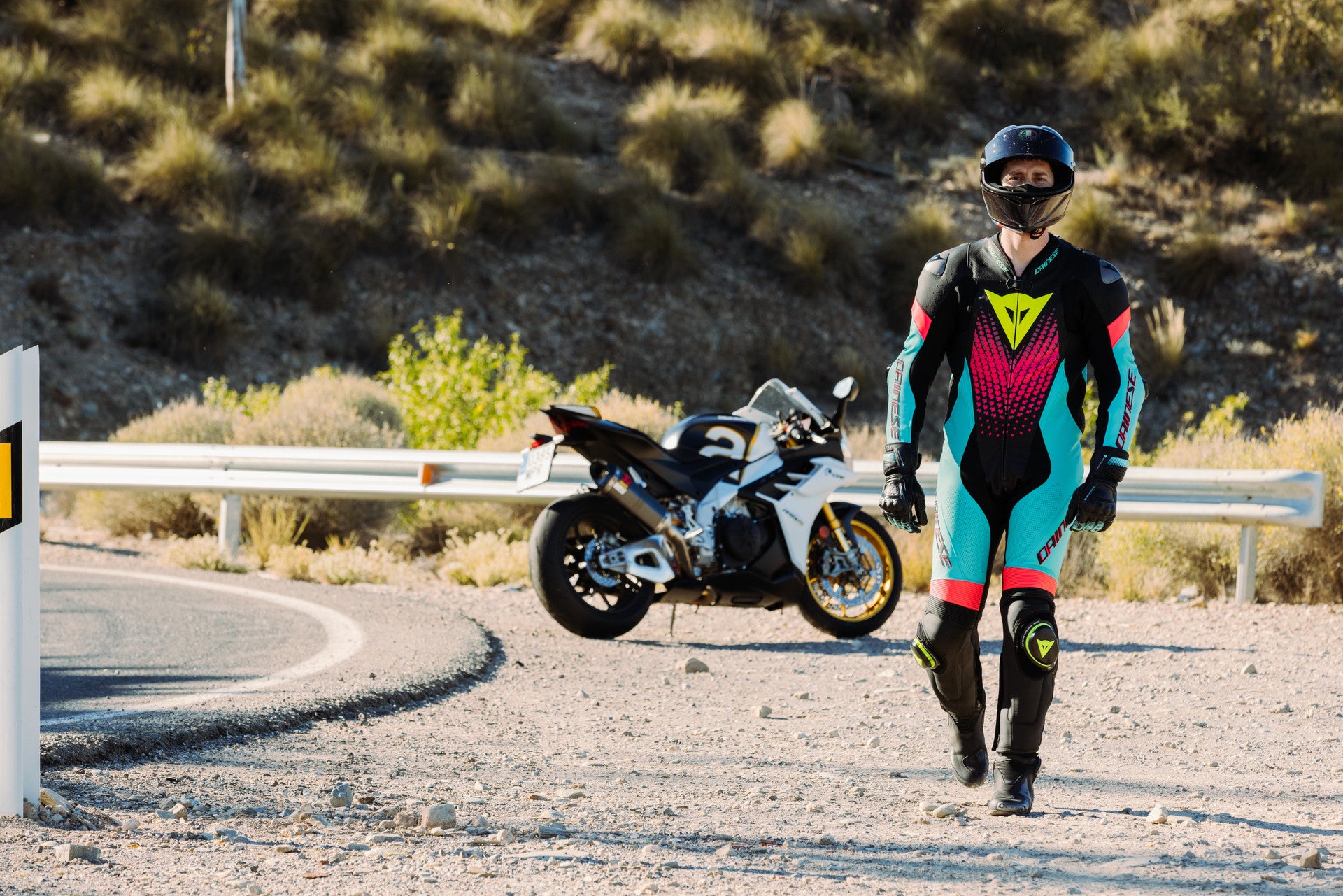 Dainese Laguna Seca 6 Combinaison en cuir à une pièce – Combinaison de course perforée | Hommes | Turquoise / Rose / Jaune fluo 