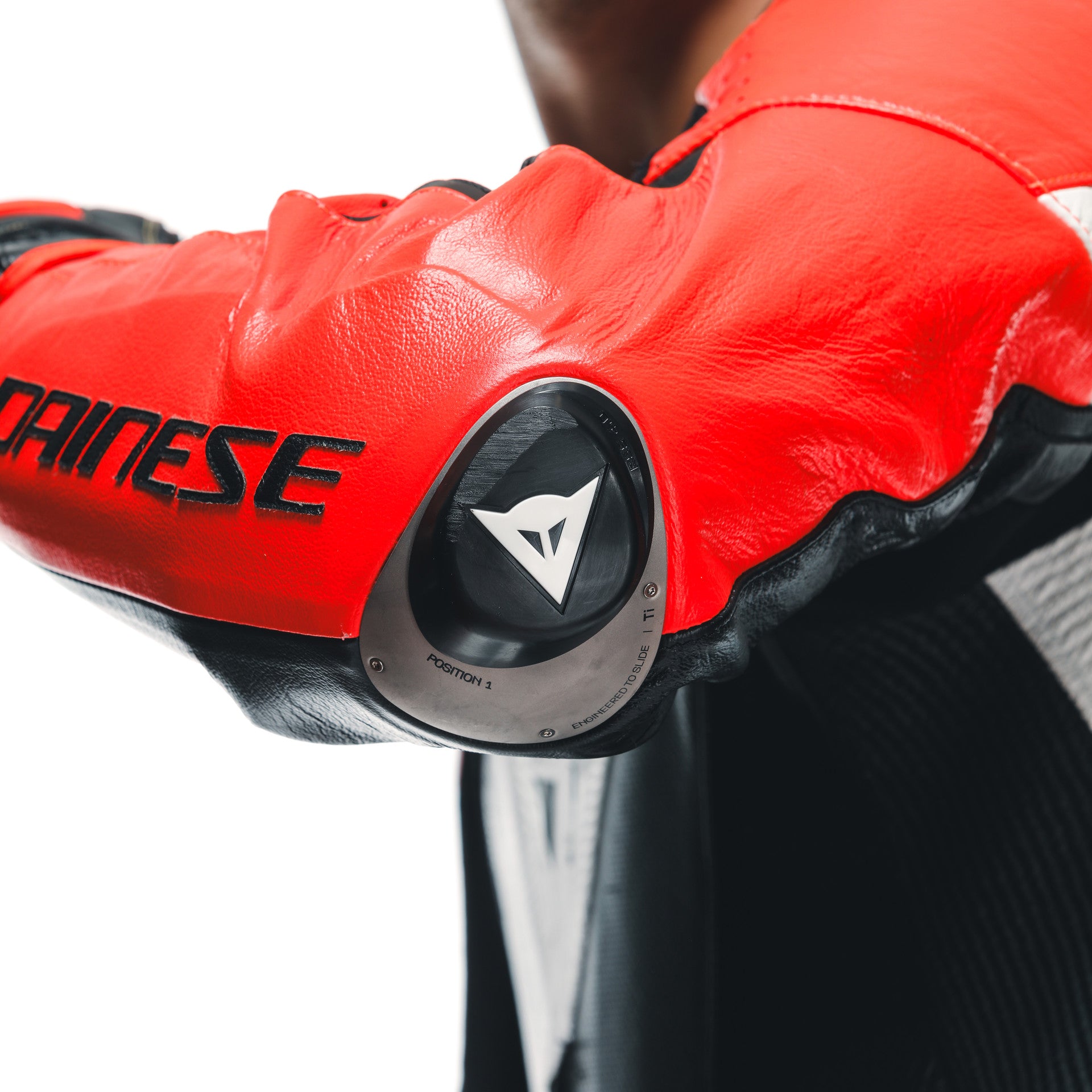 Dainese Mugello 3 D-AIR® combinaison en cuir intégrale – combinaison de course avec airbag perforé | Hommes | Noir/Rouge 