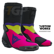 Dainese Axial 2 Racing und Straßen Motorradstiefel | Herren | Fuxia / Viola / Fluogelb | Custom Works