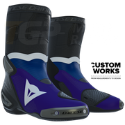 Bottes moto de course et route Dainese Axial 2 Air Racing et Prima Pramac Yamaha MotoGP Replica | Hommes | Violet / Bleu Yamaha / Blanc | Custom Works 