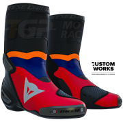 Dainese Axial 2 Air Racing et bottes de moto route Luca Marini Replica 2026 | Homme | Lava Rouge / Bleu Électrique / Orange Fluo / Blanc | Custom Works 