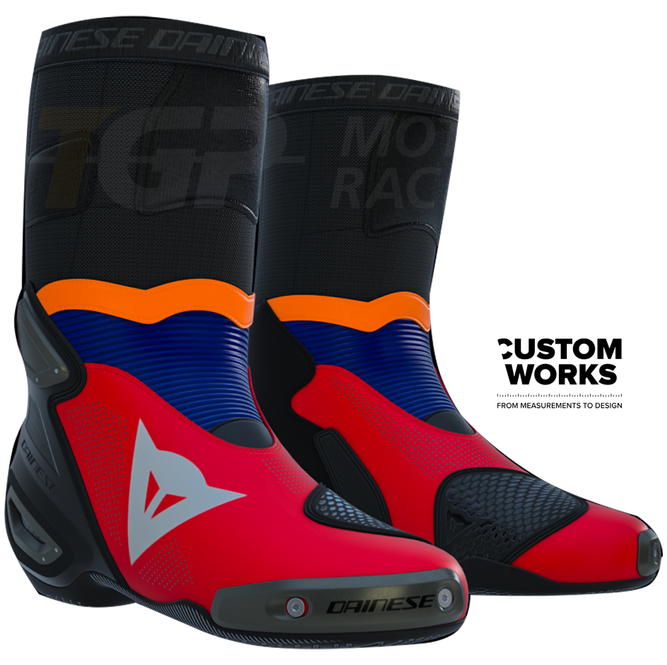 Dainese Axial 2 Air Racing et bottes de moto route Luca Marini Replica 2026 | Homme | Lava Rouge / Bleu Électrique / Orange Fluo / Blanc | Custom Works 