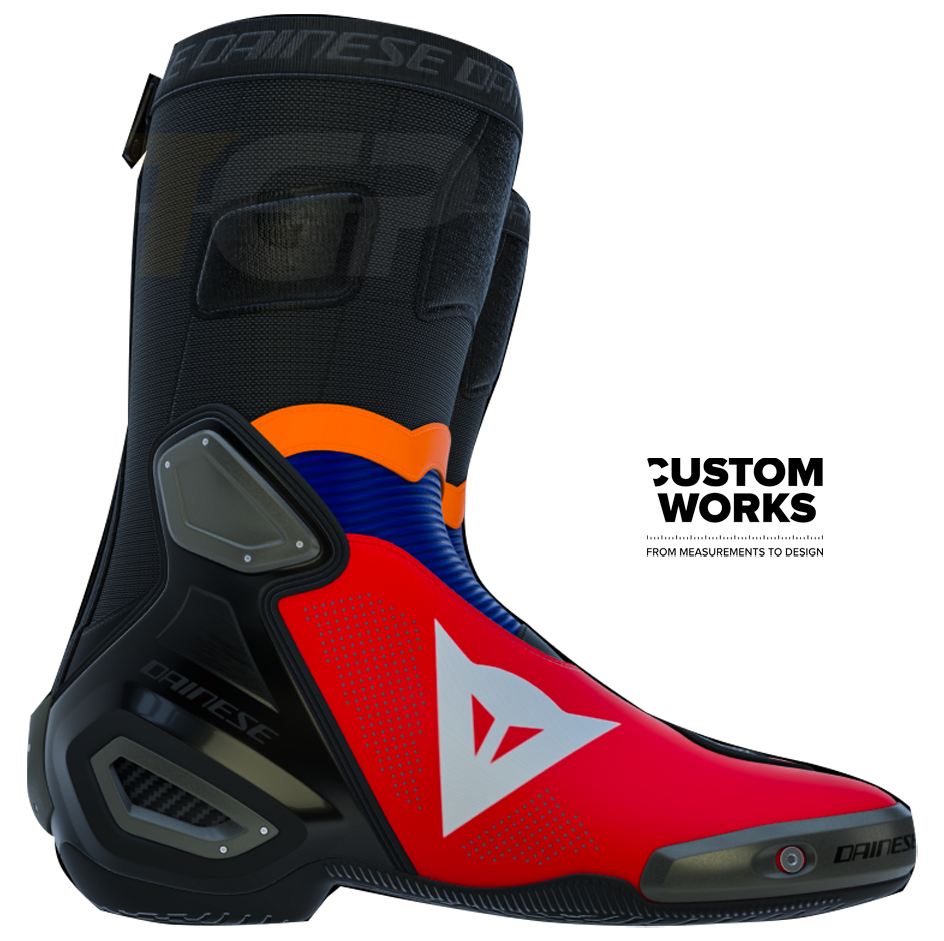 Dainese Axial 2 Air Racing et bottes de moto route Luca Marini Replica 2026 | Homme | Lava Rouge / Bleu Électrique / Orange Fluo / Blanc | Custom Works 