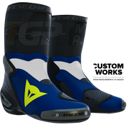 Bottes moto de course et route Dainese Axial 2 Air | Homme | Bleu Yamaha / Blanc / Jaune fluo | Custom Works 