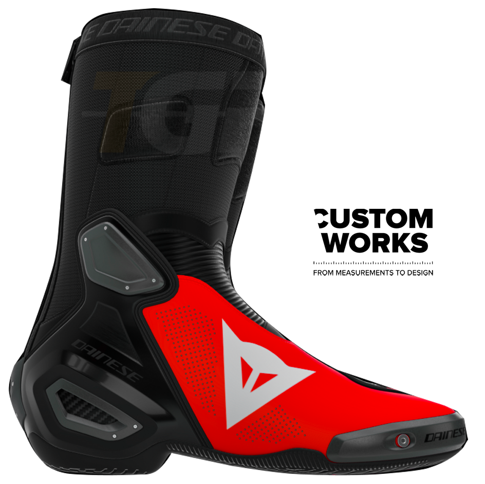 Dainese Axial 2 Air Racing et bottes moto route Marco Bezzecchi Replica 2026 | Homme | Fluo rouge / Noir | Custom Works 