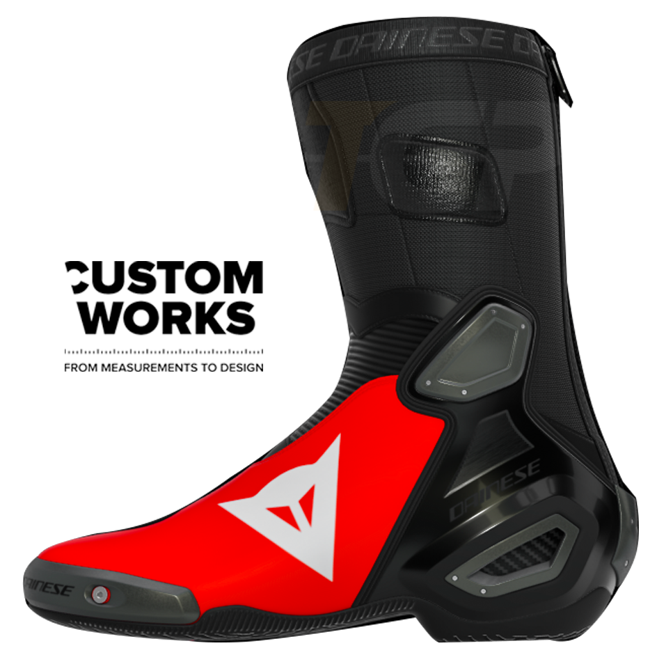 Dainese Axial 2 chaussures moto Racing et route Marco Bezzecchi Replica 2026 | Homme | Fluo Rouge / Noir | Custom Works 