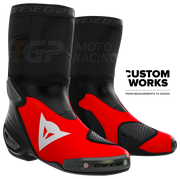 Dainese Axial 2 chaussures moto Racing et route Marco Bezzecchi Replica 2026 | Homme | Fluo Rouge / Noir | Custom Works 
