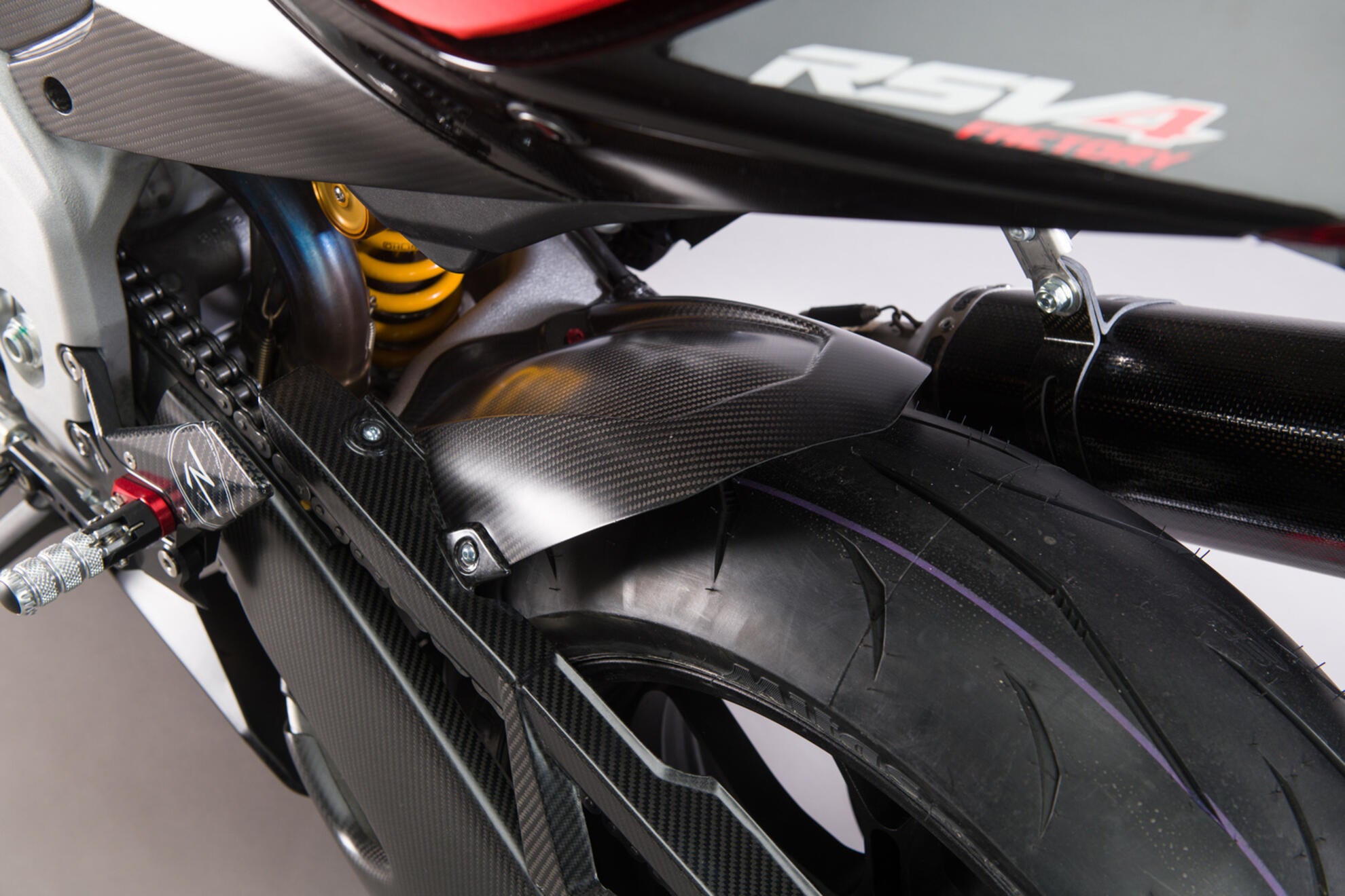 Garde-boue arrière en carbone LighTech Aprilia RSV4/RR/1100 Factory (21-25) CARA2020 