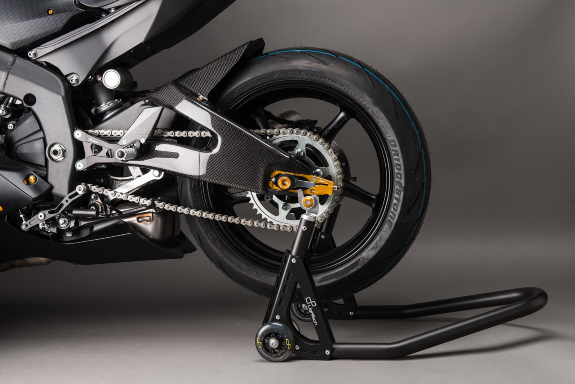 Cache de balancier en carbone LighTech Yamaha YZF-R6 RJ27 (17-25) CARY9961 