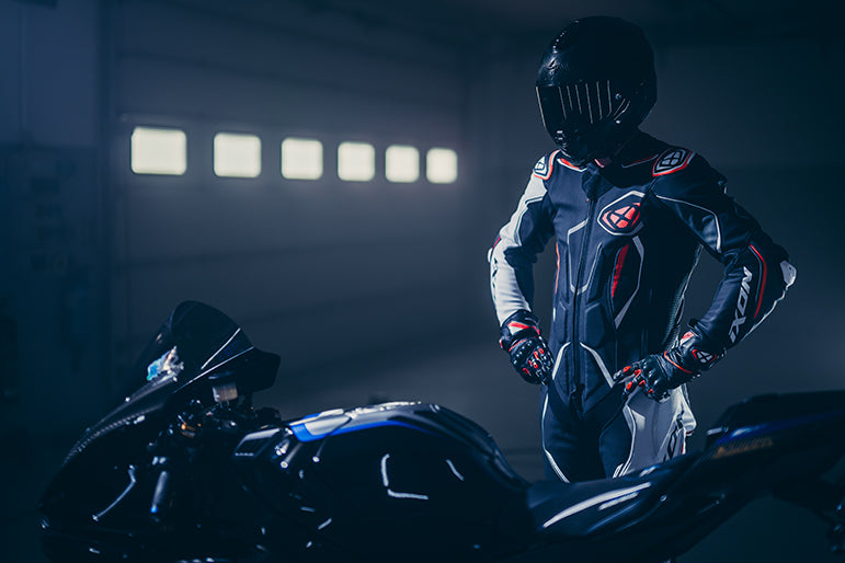 IXON Demonio Combinaison une pièce Combinaison en cuir – Combinaison de course perforée | Homme | Rouge/Noir/Blanc 