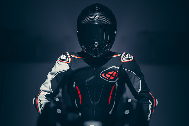 IXON Demonio Combinaison une pièce Combinaison en cuir – Combinaison de course perforée | Homme | Rouge/Noir/Blanc 