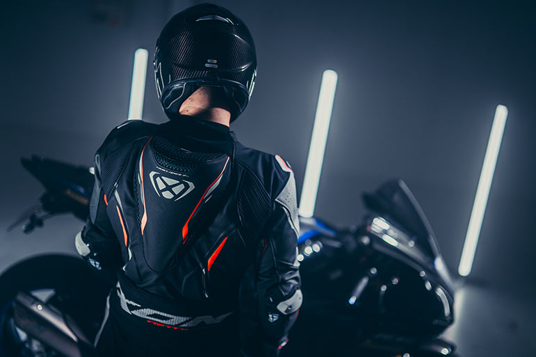 IXON Demonio Combinaison une pièce Combinaison en cuir – Combinaison de course perforée | Homme | Rouge/Noir/Blanc 