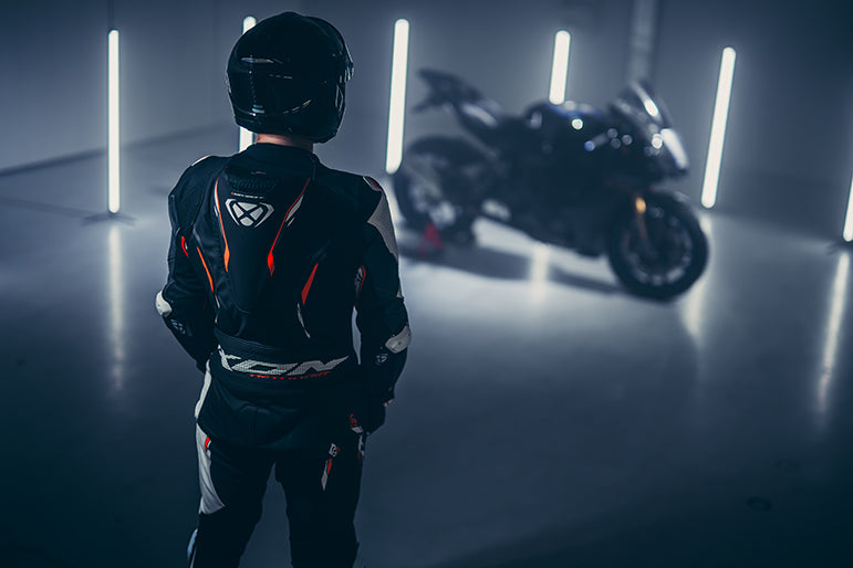 IXON Demonio Combinaison une pièce Combinaison en cuir – Combinaison de course perforée | Homme | Rouge/Noir/Blanc 