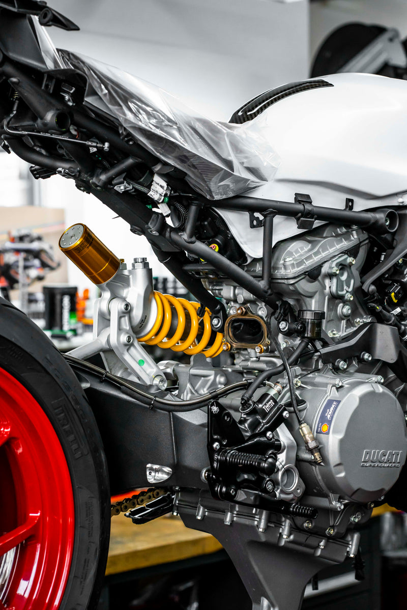 Motorrad mit Öhlins-Federbein auf der Hebebühne beim Fahrwerkservice