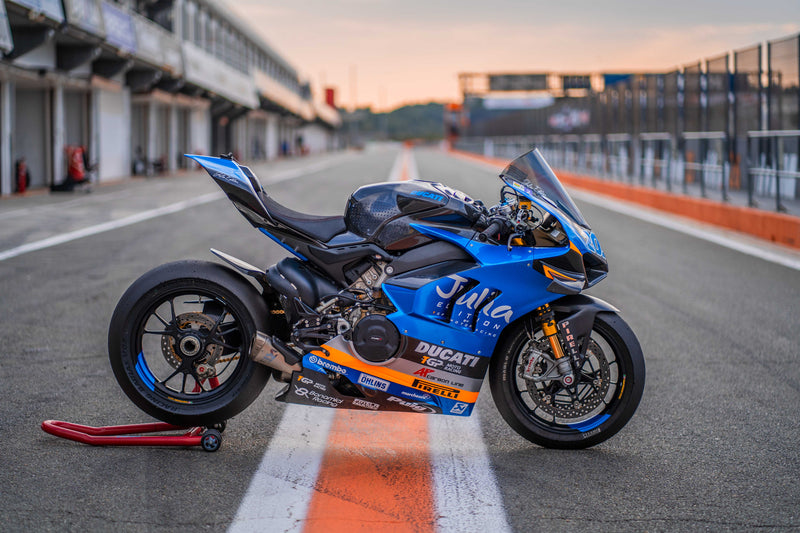 Racing-Ducati von TGP MotoRacing in der Boxengasse beim Rennstrecken-Service
