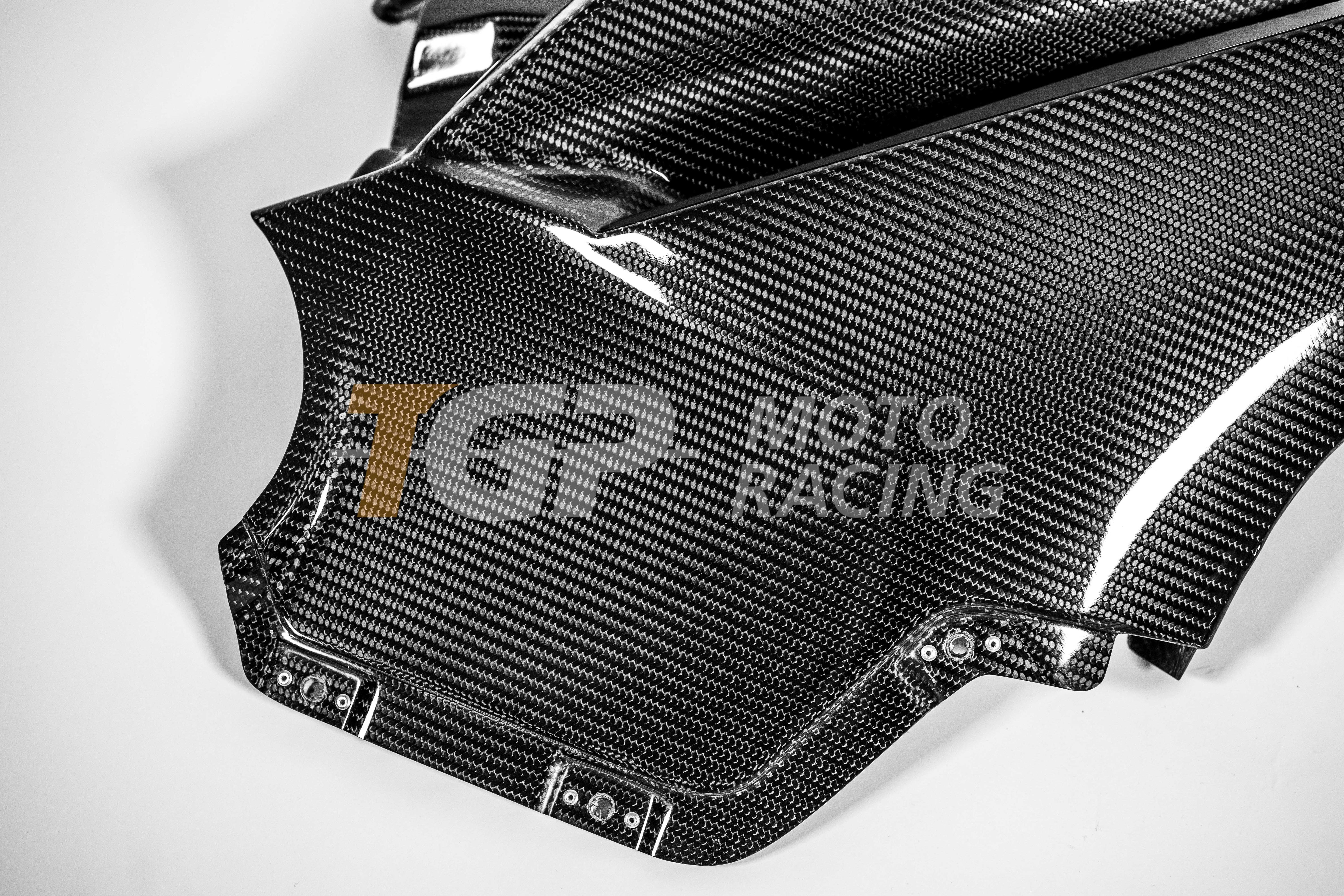 Panneau latéral droit 200 g carbone AP Carbon Line Ducati Panigale V4 R (2026) 