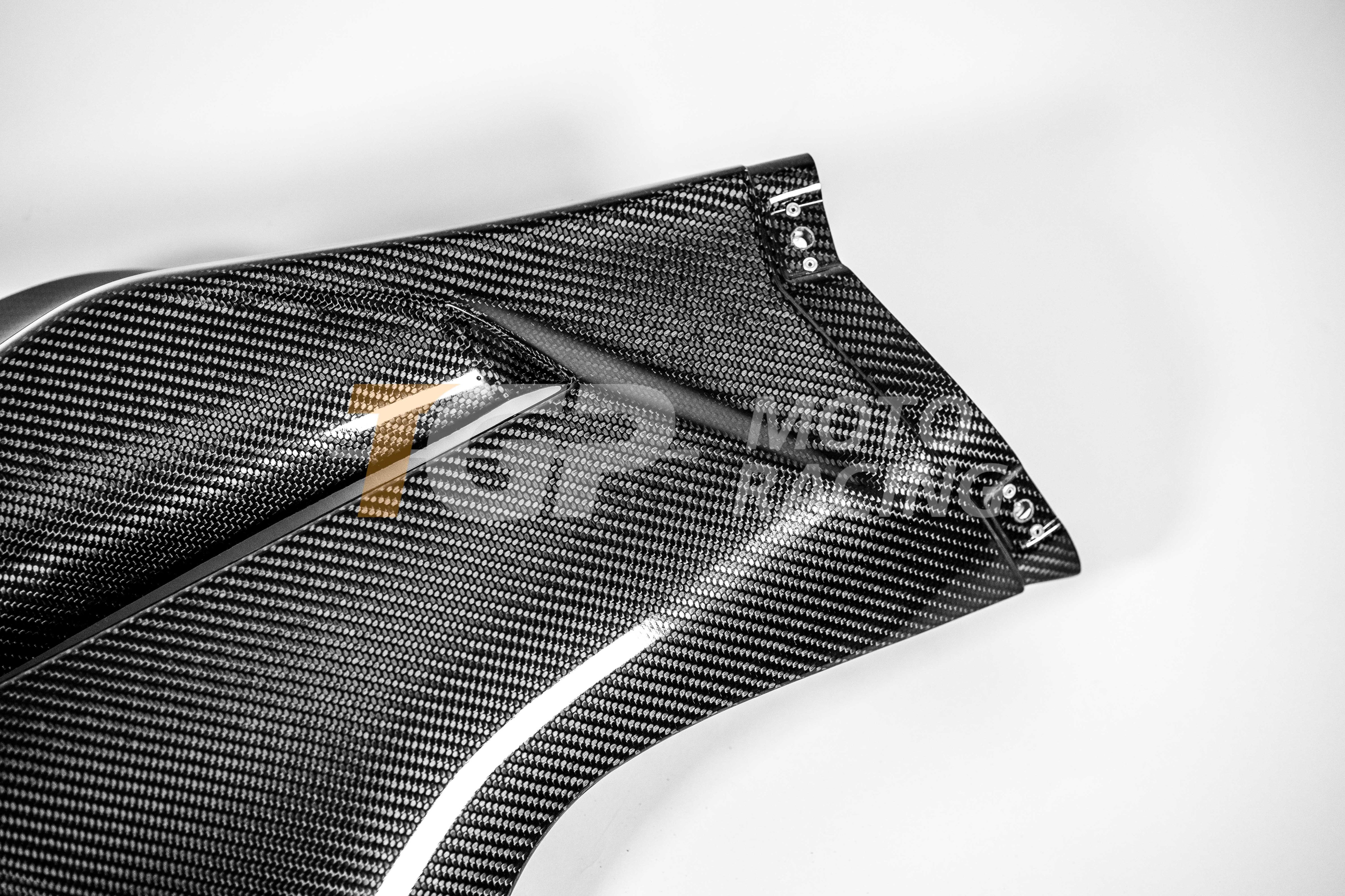 Panneau latéral droit 200 g carbone AP Carbon Line Ducati Panigale V4 R (2026) 