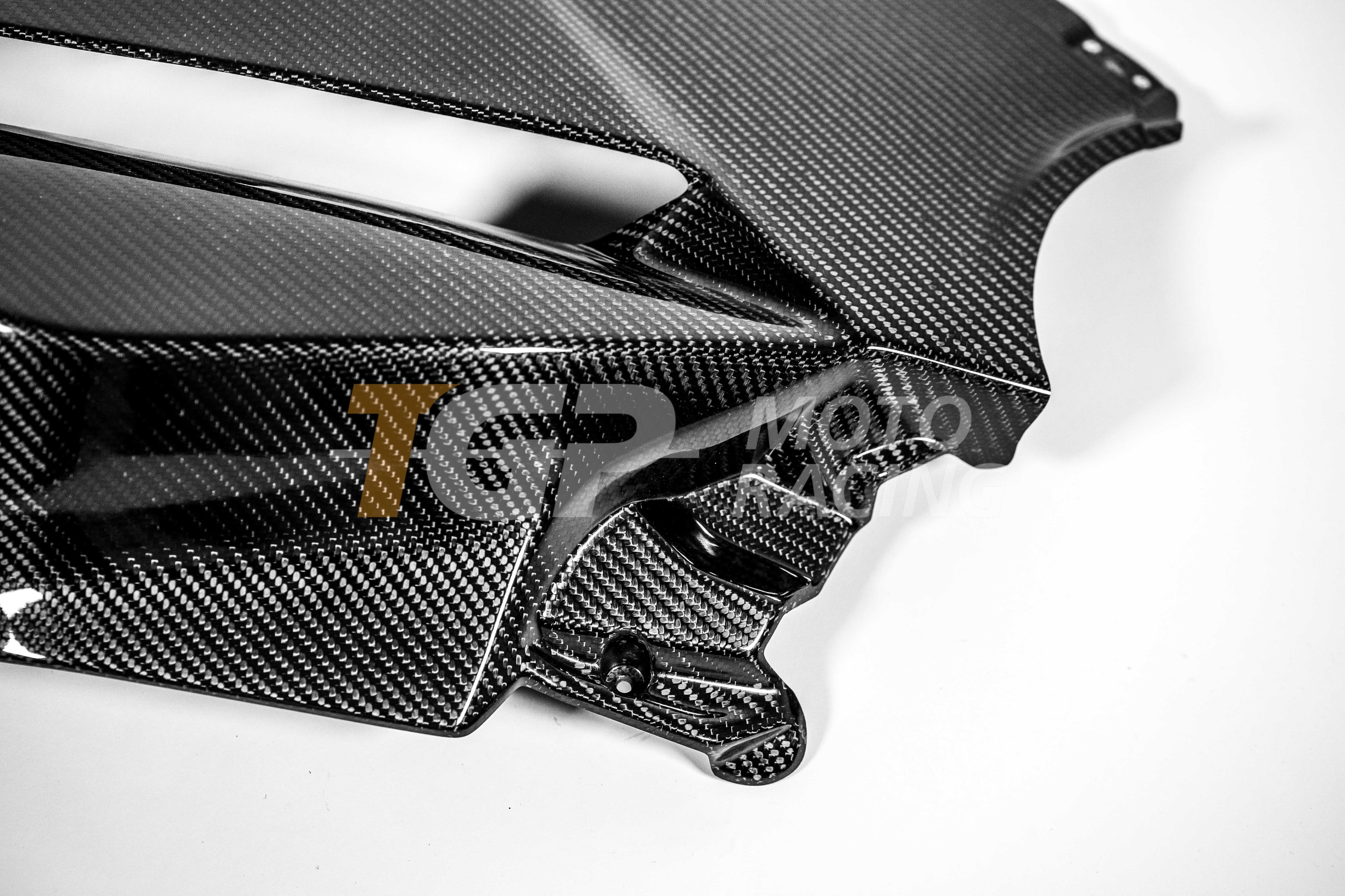 Panneau latéral droit 200 g carbone AP Carbon Line Ducati Panigale V4 R (2026) 