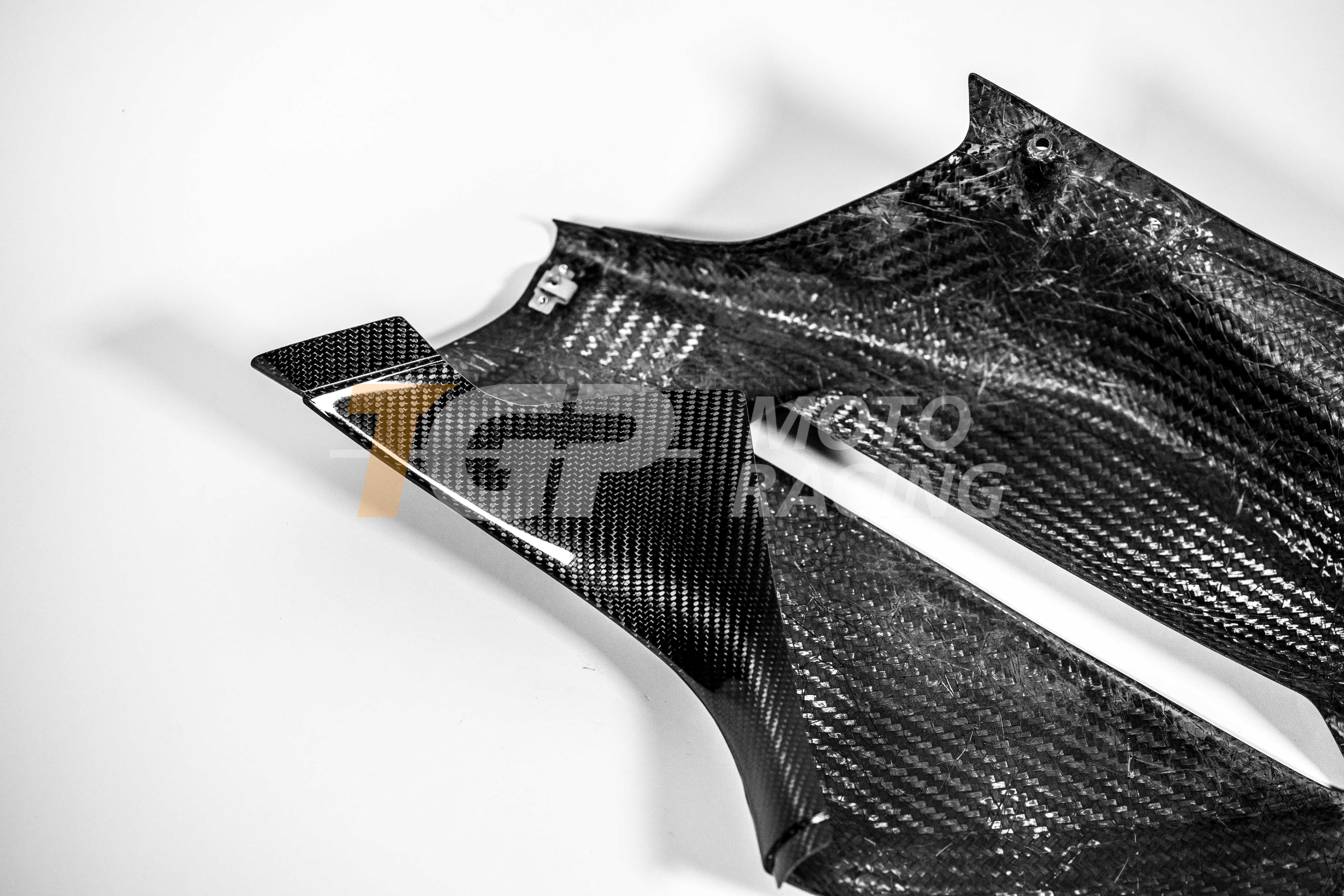 Panneau latéral droit 200 g carbone AP Carbon Line Ducati Panigale V4 R (2026) 