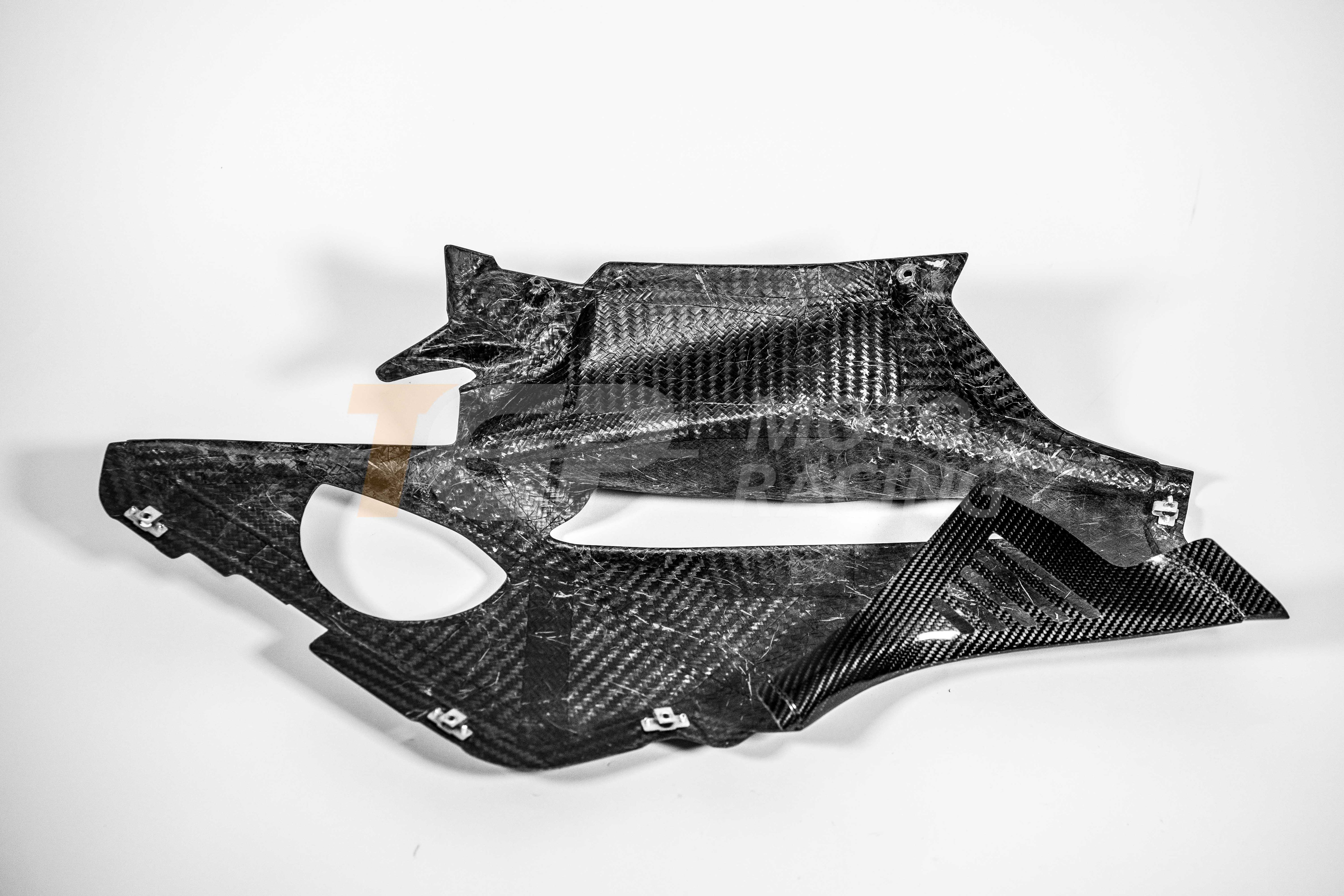 Panneau latéral gauche 200 g en carbone AP Carbon Line Ducati Panigale V4 R (2026) 