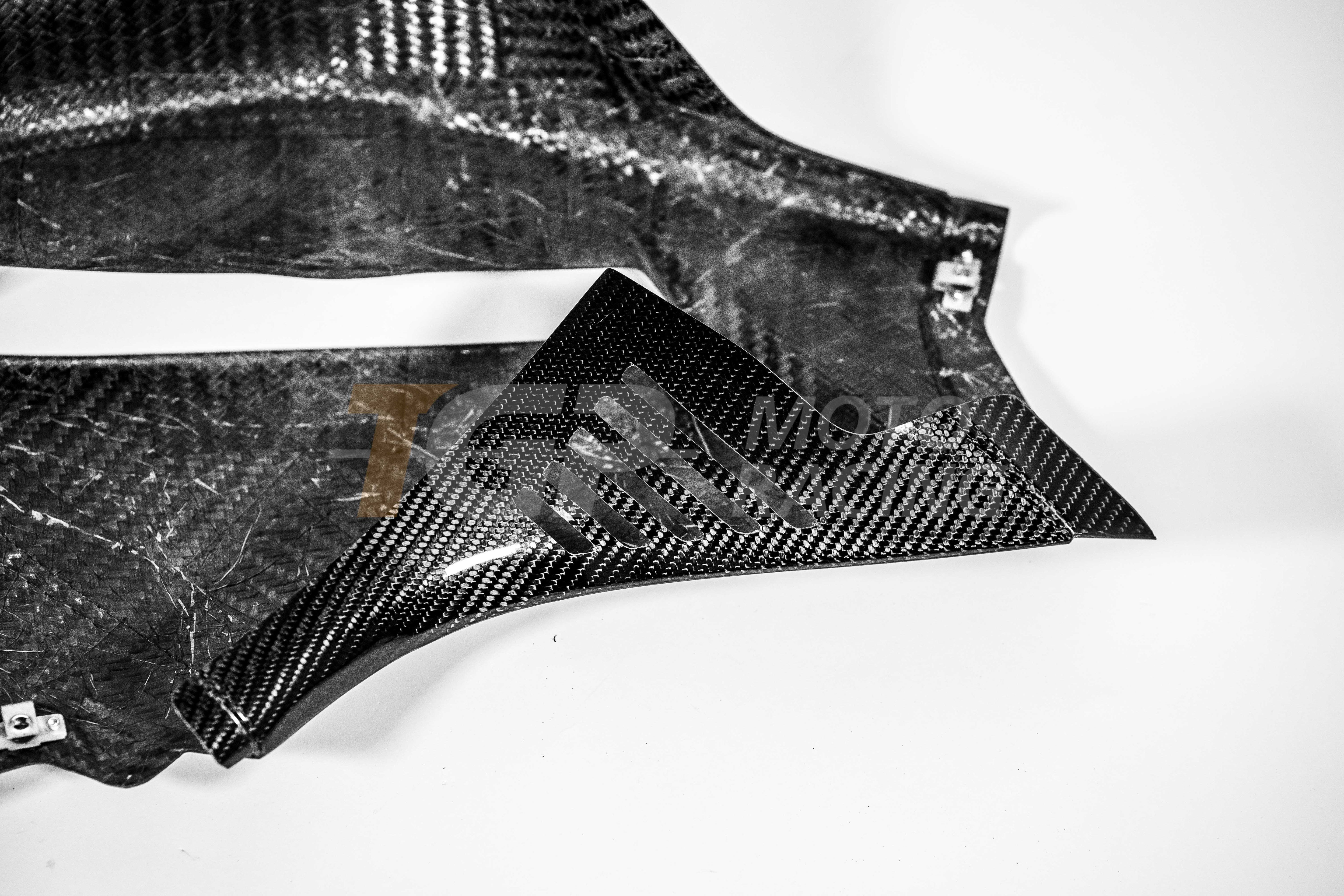 Panneau latéral gauche 200 g en carbone AP Carbon Line Ducati Panigale V4 R (2026) 