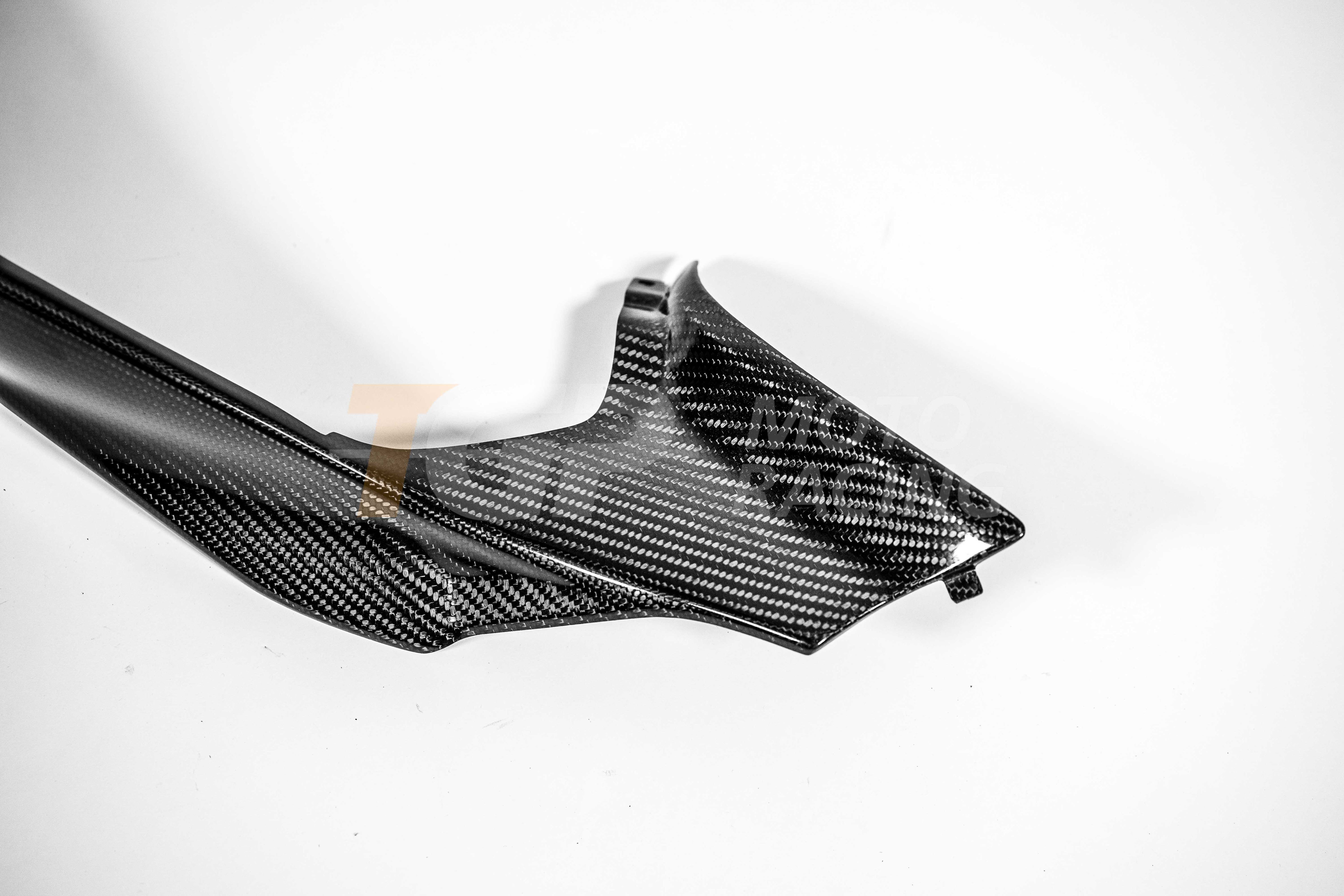 Habillage arrière droit 200 g en carbone AP Carbon Line Ducati Panigale V4/S/R (25-26) 