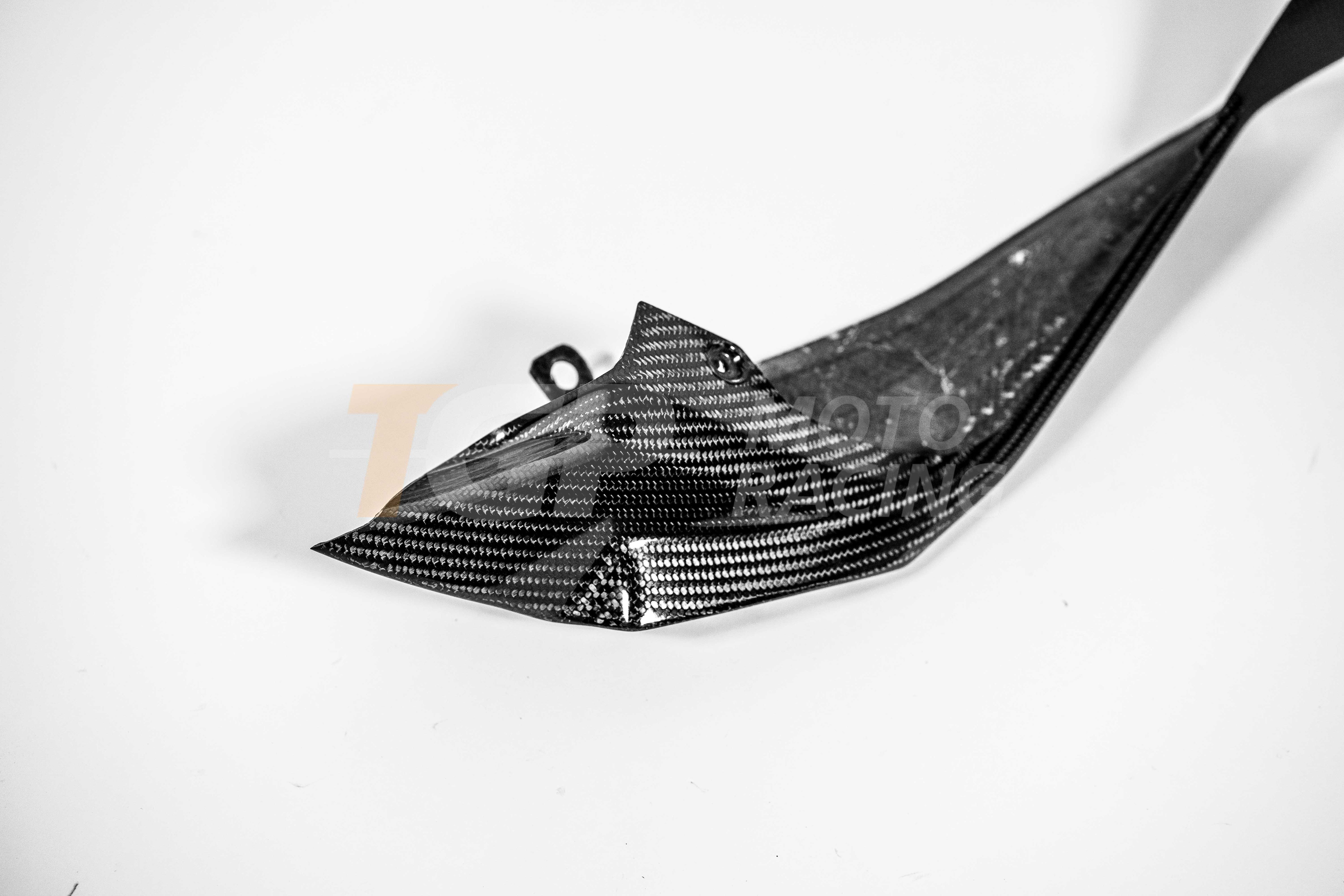Habillage arrière droit 200 g en carbone AP Carbon Line Ducati Panigale V4/S/R (25-26) 