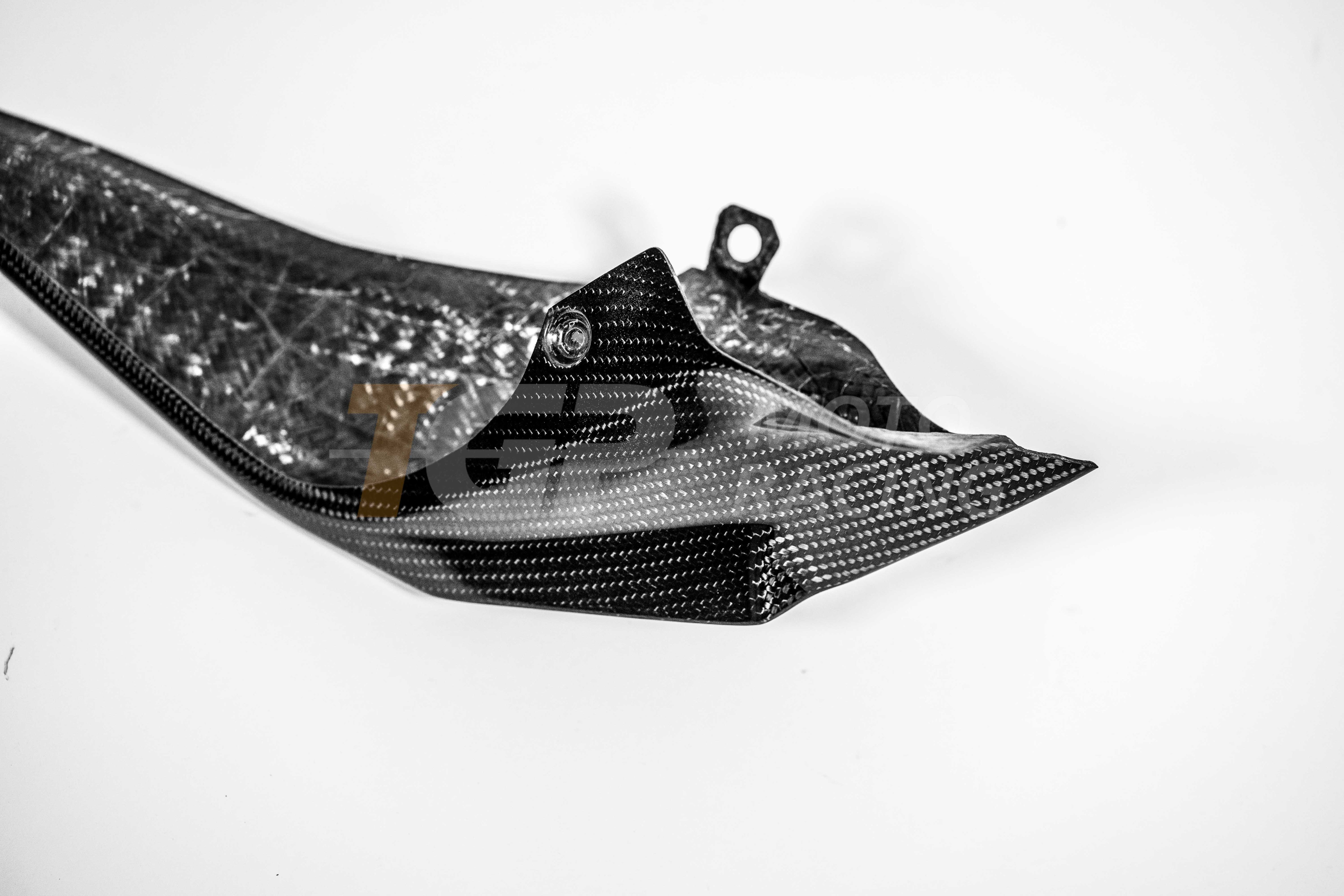 Carénage arrière gauche 200 g en carbone AP Carbon Line pour Ducati Panigale V4/S/R (25-26) 