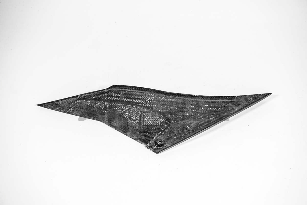 Partie latérale inférieure droite du réservoir 200g AP Carbon Line Aprilia RSV4/RR/1100 Factory (21-25) 