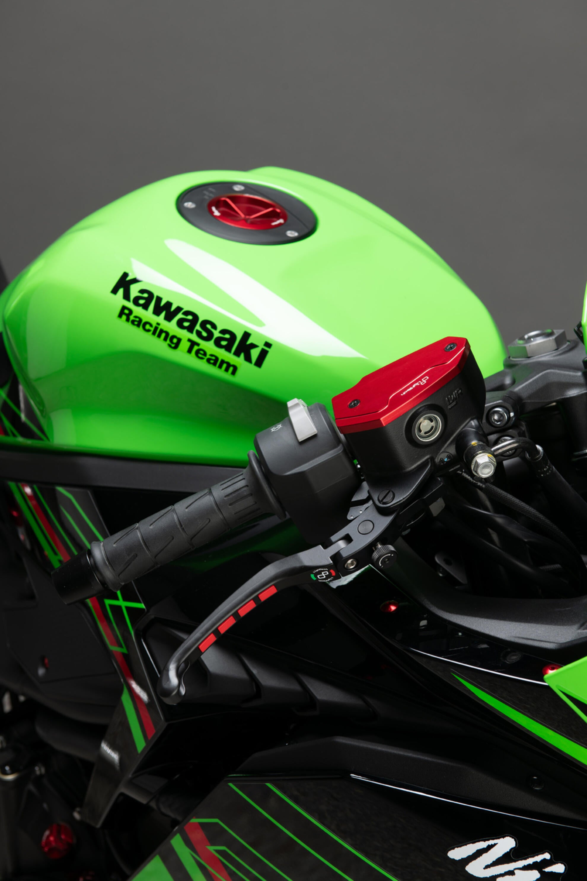 Couvercle de réservoir d'équilibrage avant LighTech Kawasaki ZX-4 RR (23-25) FBC16 