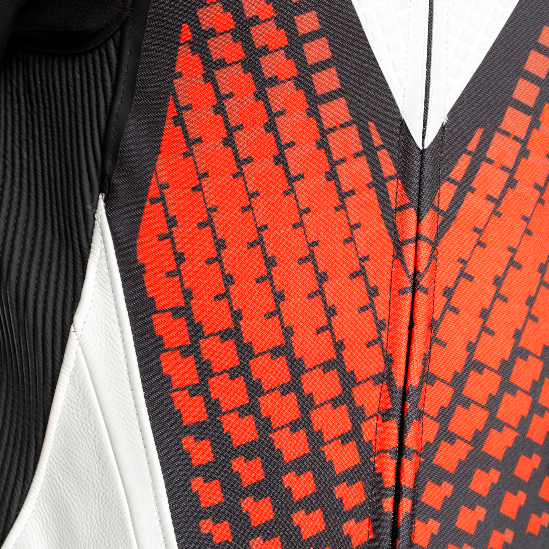 Dainese Laguna Seca 6 Combinaison en cuir intégrale – Combinaison de course perforée | Hommes | Blanc/Rouge 