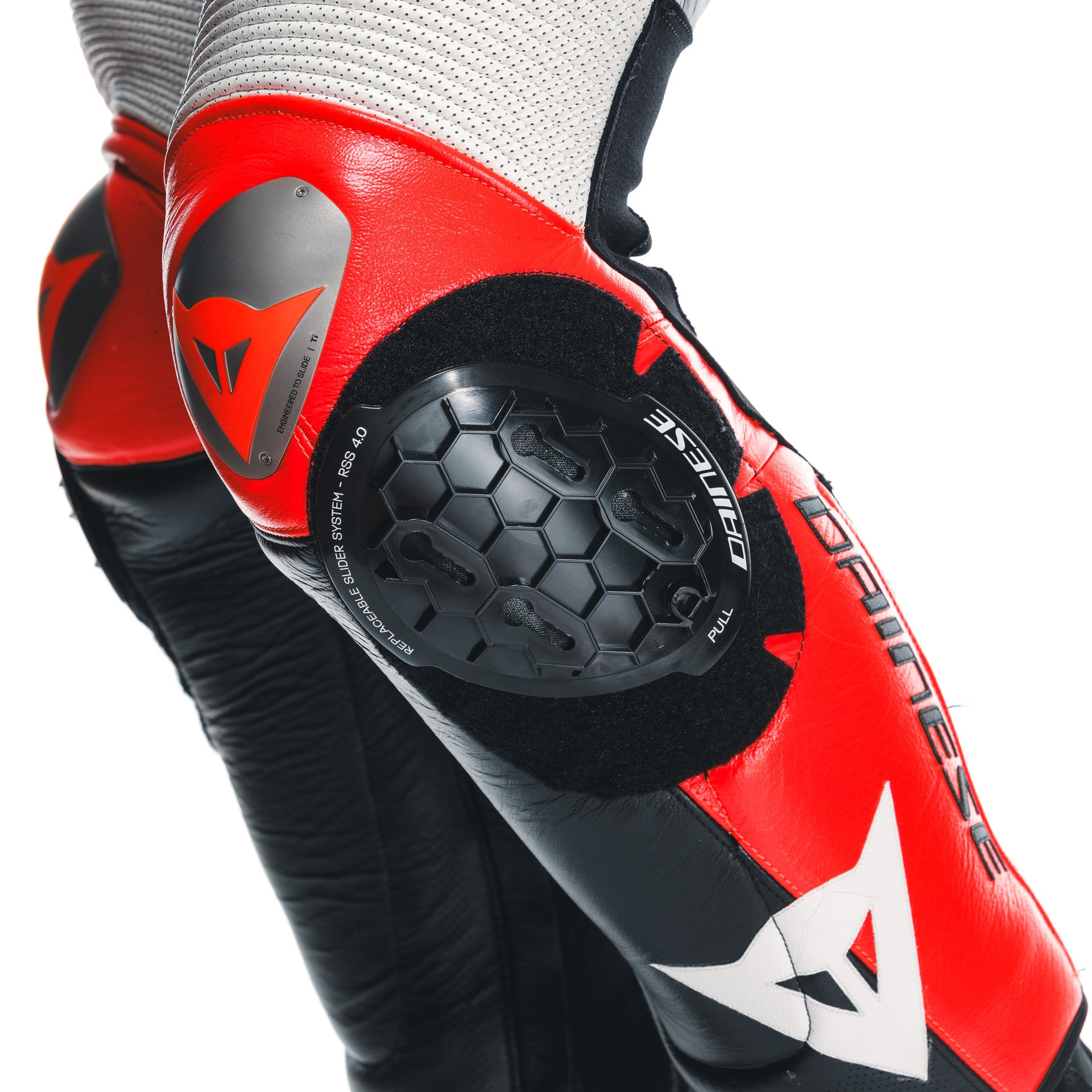 Dainese Mugello 3 D-AIR® combinaison en cuir intégrale – combinaison de course avec airbag perforé | Hommes | Noir/Rouge 