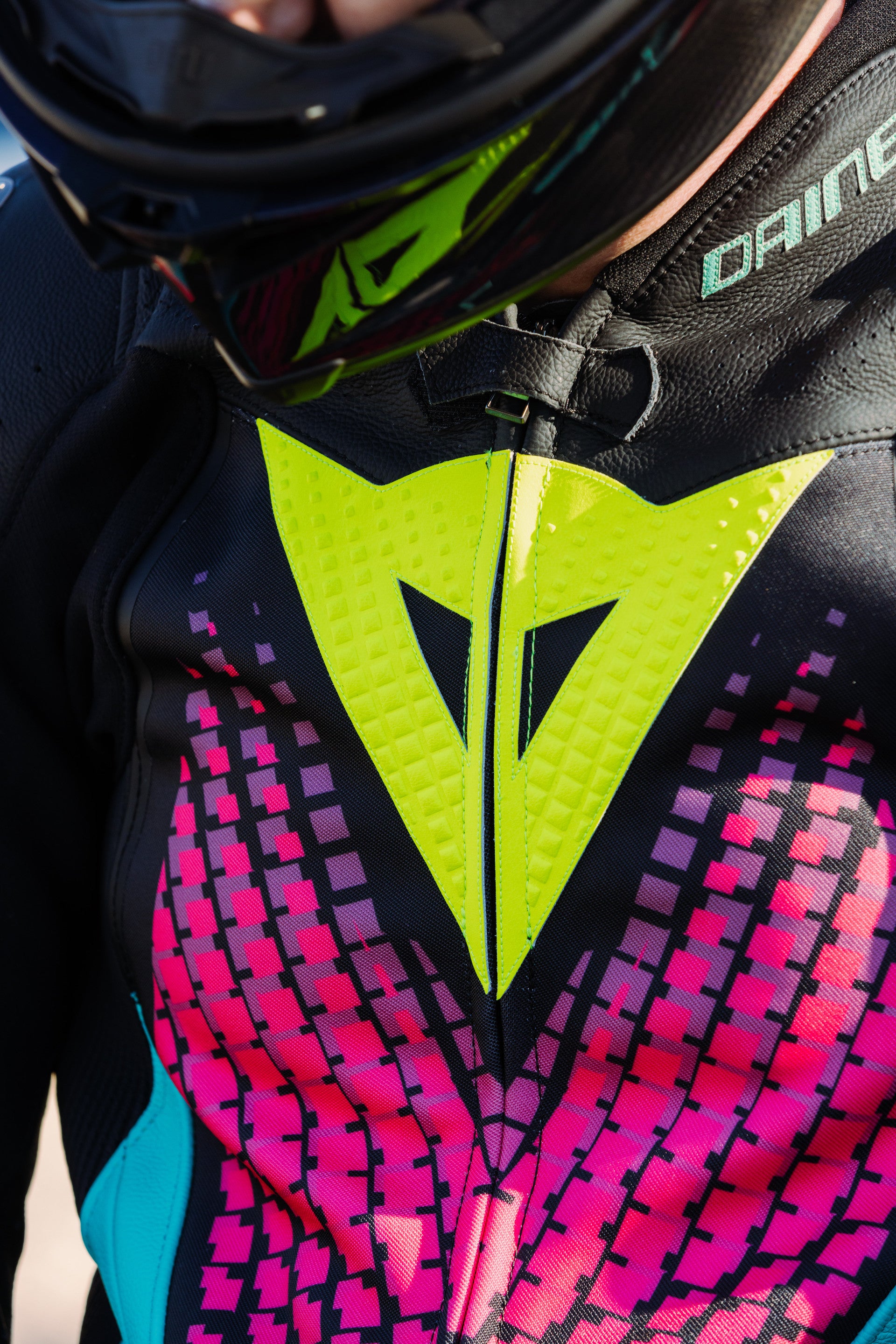 Dainese Laguna Seca 6 Combinaison en cuir à une pièce – Combinaison de course perforée | Hommes | Turquoise / Rose / Jaune fluo 