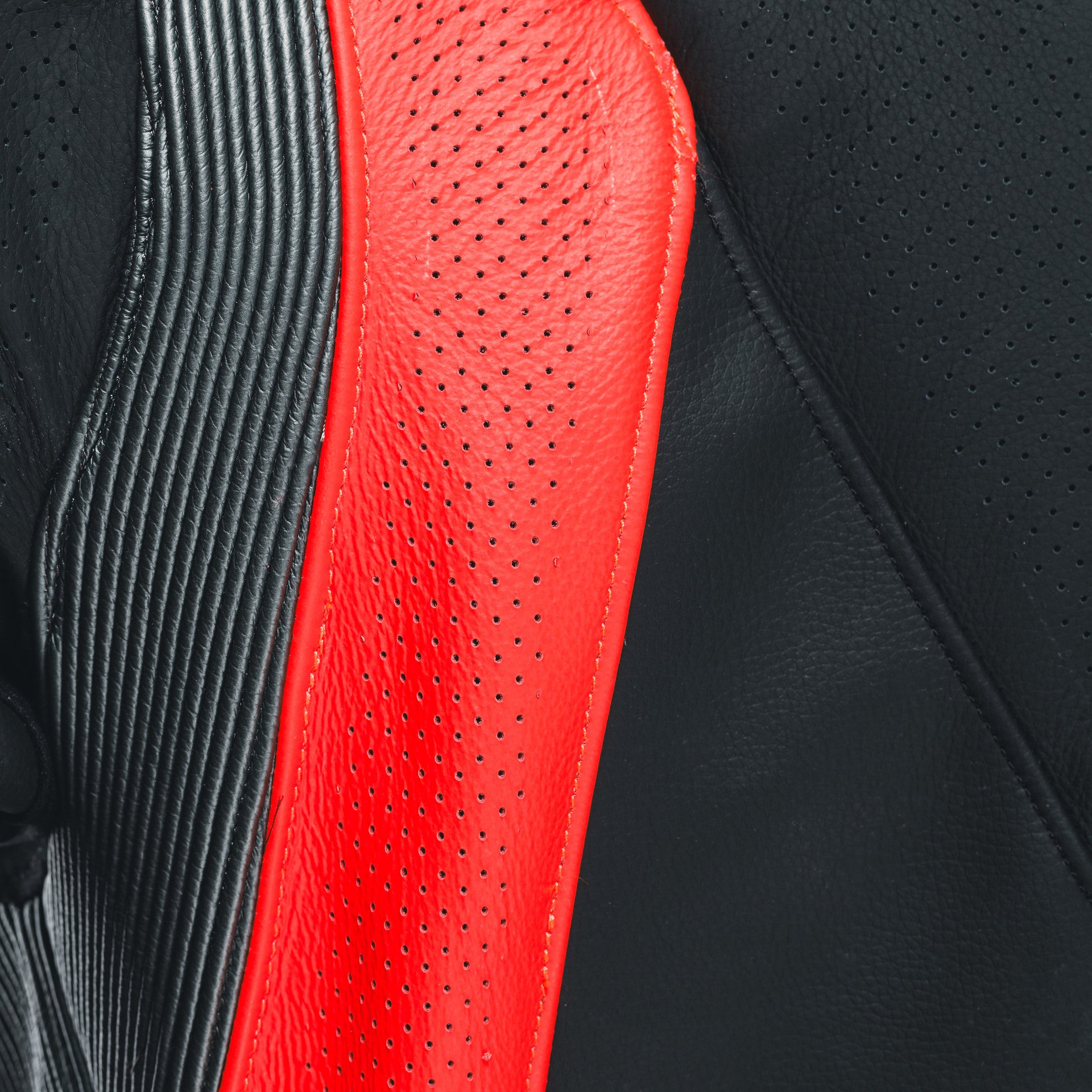 Dainese Audax D-ZIP combinaison en cuir une pièce – Combinaison de course perforée | Hommes | Noir/Rouge 