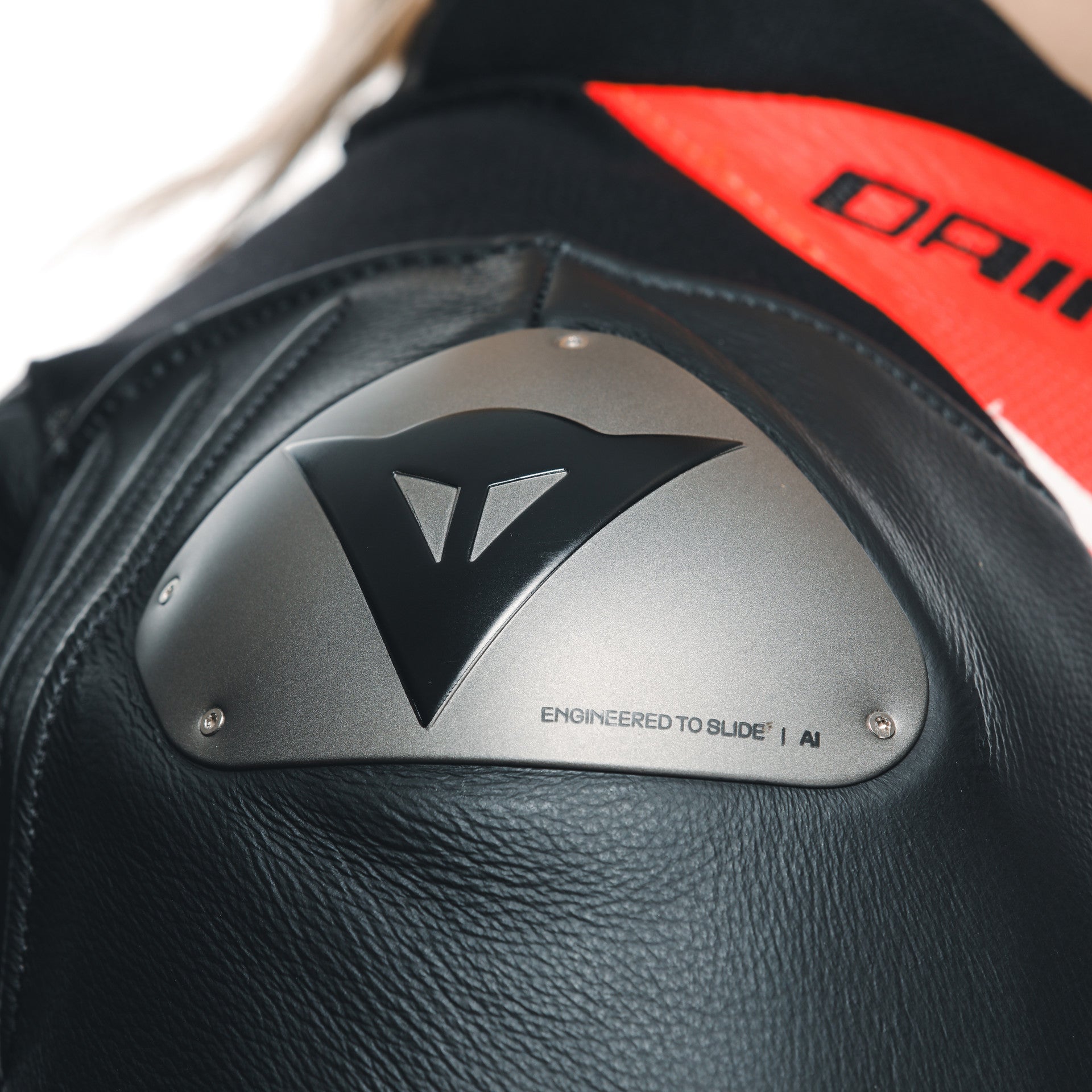 Dainese Misano 3 Lady D-AIR® combinaison en cuir à une pièce – combinaison de course à airbag perforé | Femmes | Rouge 