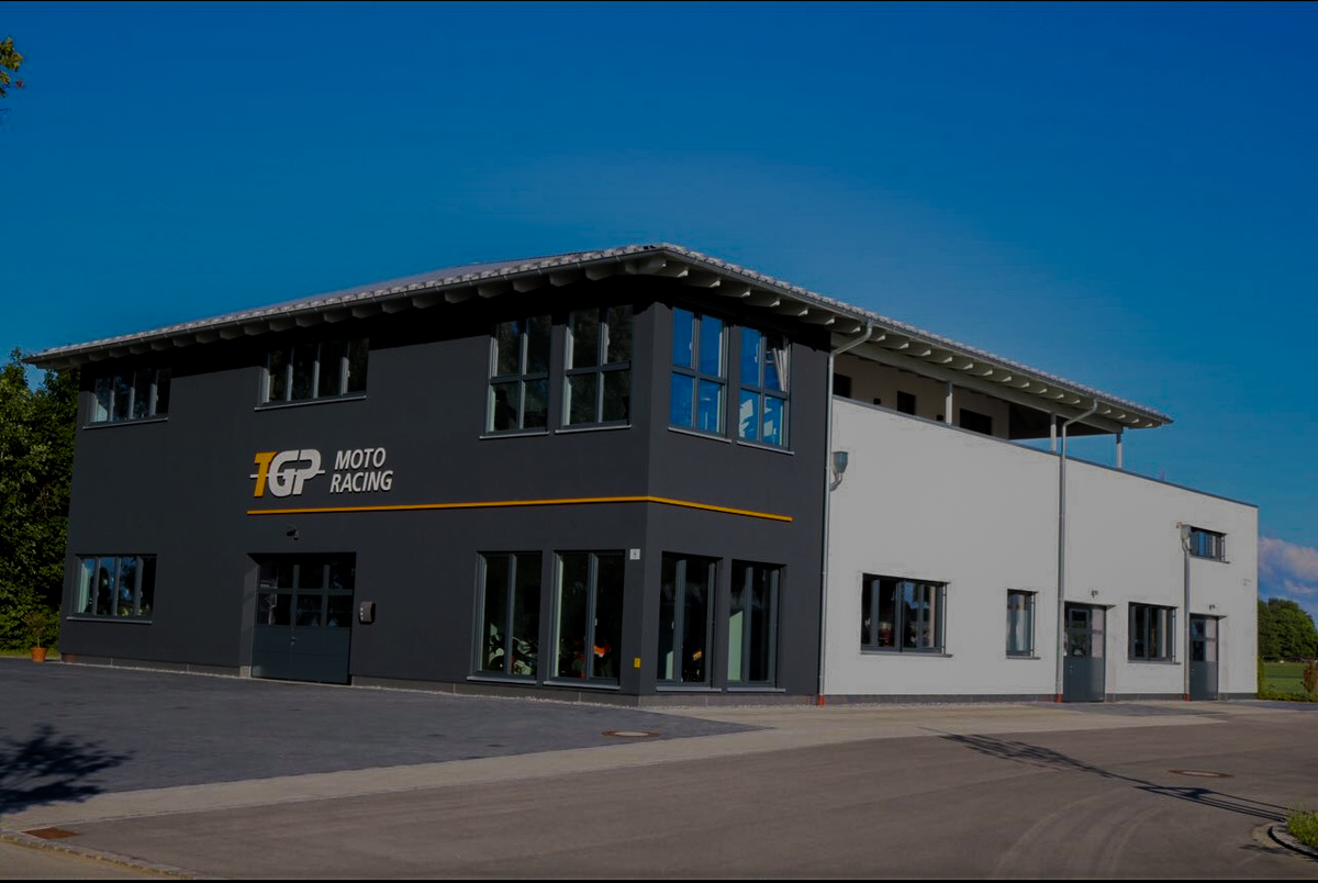 Firmengebäude von TGP MotoRacing, Motorradwerkstatt in Forstern im Landkreis Erding bei München