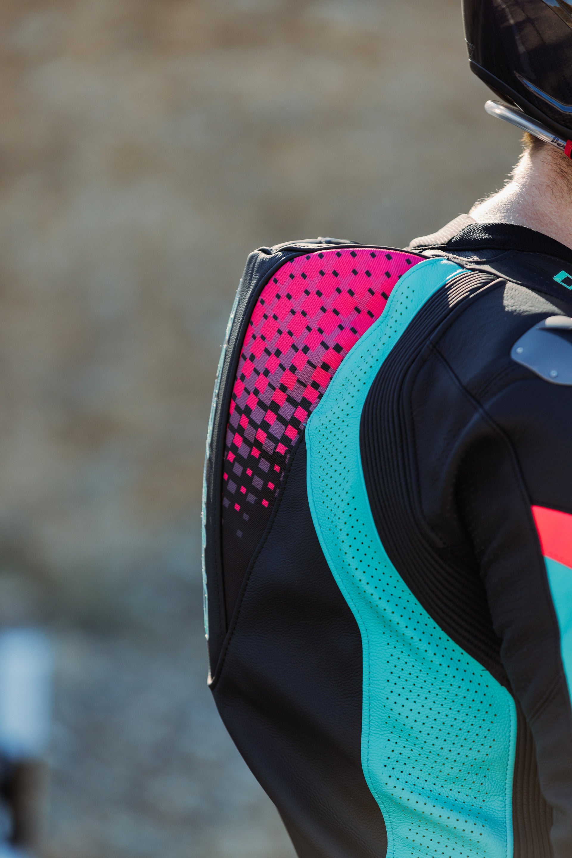 Dainese Laguna Seca 6 Combinaison en cuir à une pièce – Combinaison de course perforée | Hommes | Turquoise / Rose / Jaune fluo 