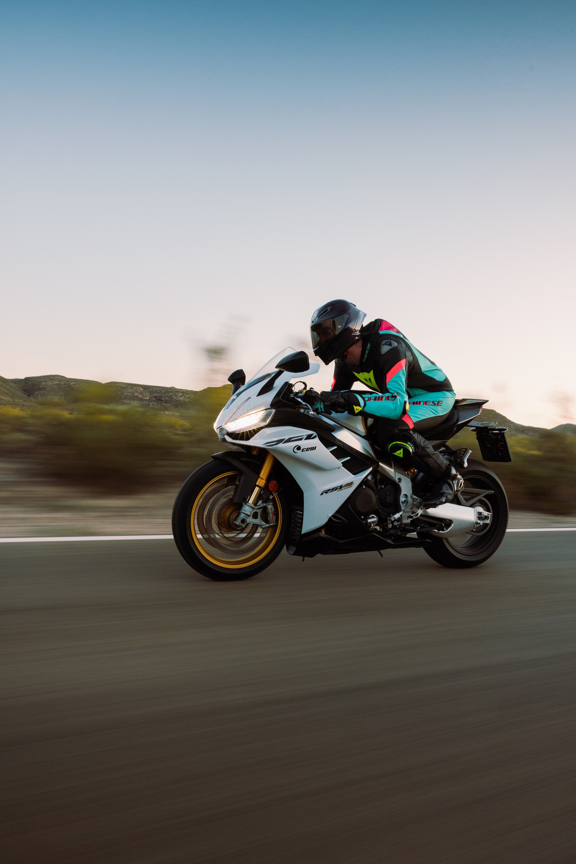 Dainese Laguna Seca 6 Combinaison en cuir à une pièce – Combinaison de course perforée | Hommes | Turquoise / Rose / Jaune fluo 