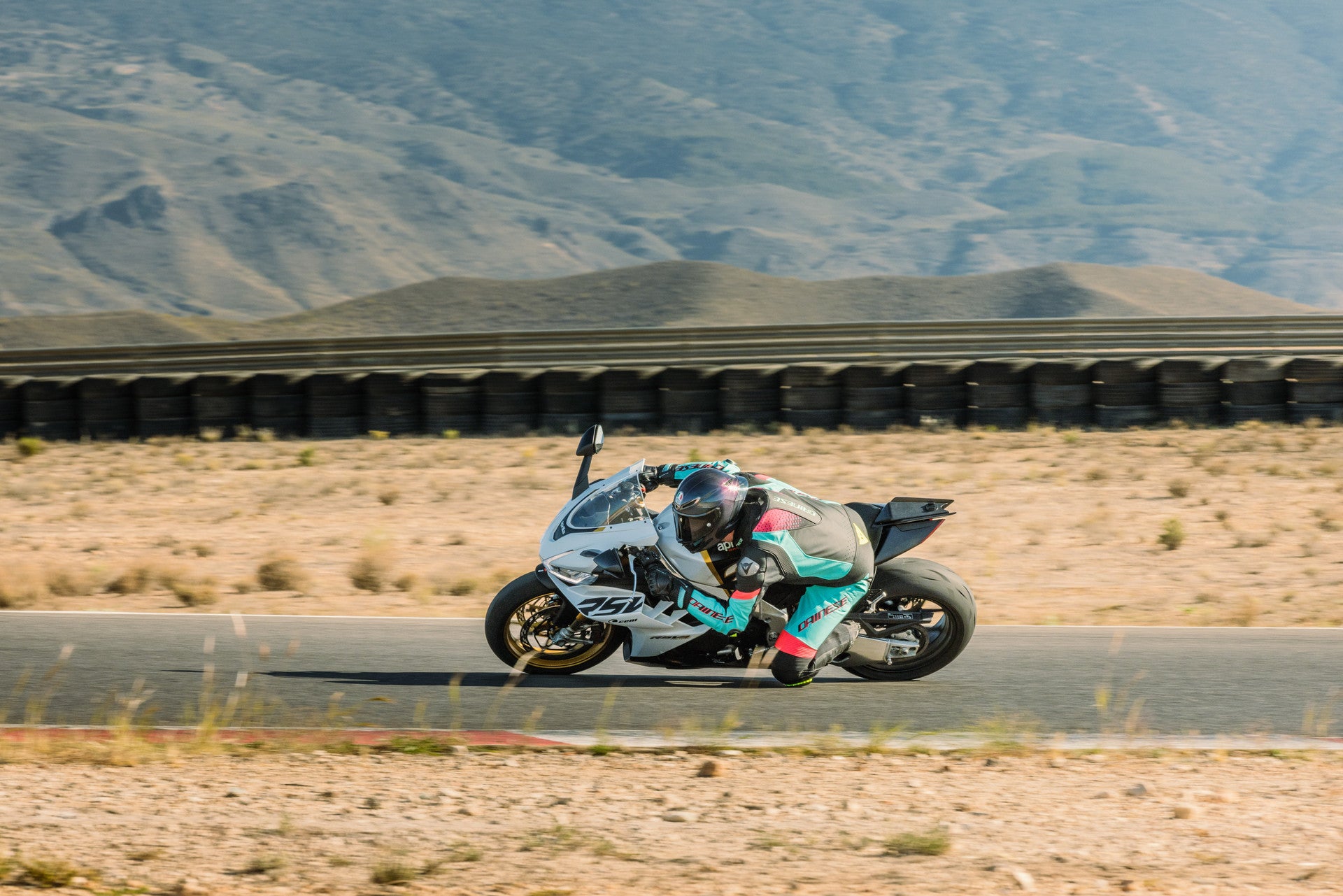 Dainese Laguna Seca 6 Combinaison en cuir à une pièce – Combinaison de course perforée | Hommes | Turquoise / Rose / Jaune fluo 